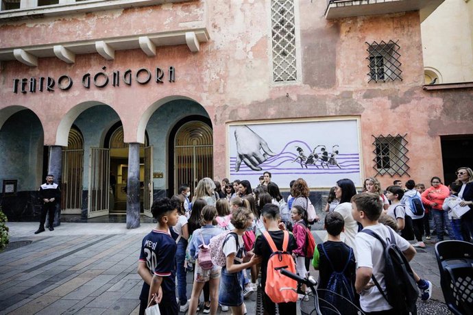 Archivo - Un grupo de niños a las puertas del Teatro Góngora.