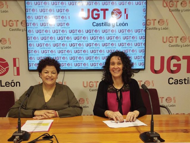 Sonia González, secretaria ejecutiva de UGT CyL (izda), y Silvia Galindo, técnico de Juventud, durante el balance del Programa de Asesoramiento Sociolaboral del sindicato en Valladolid.