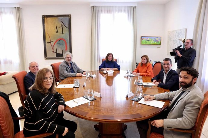 Reunión entre Francina Armengol, Miquel Company, Mercedes Garrido y representantes de la Fundación Toni Catany.