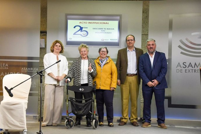 Los presidentes de la Plataforma del Voluntariado de Mérida en el 25 aniversario de su fundación.