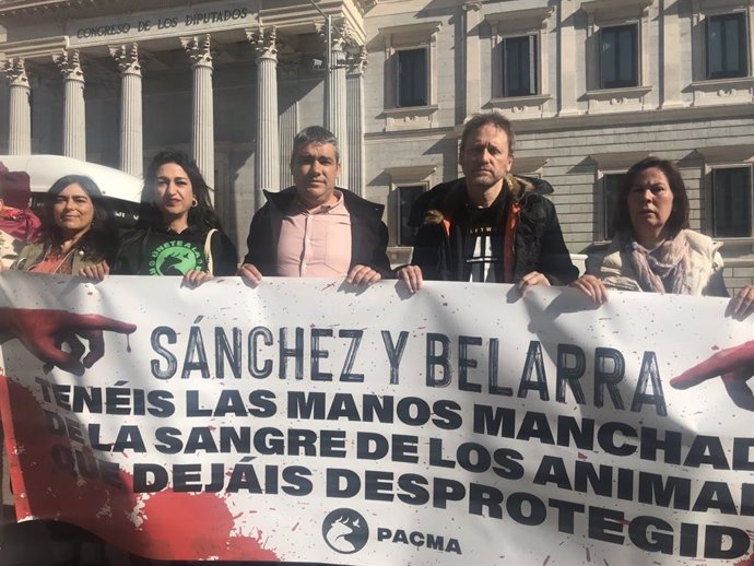 El PACMA protesta ante el Congreso por la aprobación de la Ley de Bienestar Animal y la reforma del delito de maltrato y afirman que "Sánchez y Belarra tienen las manos manchadas de sangre".