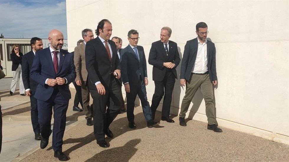 El ministro de la Presidencia, Félix Bolaños, este jueves en su visita a la asociación Adipa en Antequera (Málaga).