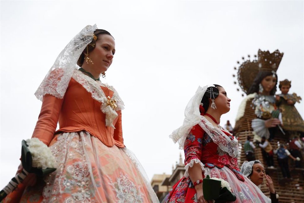 Archivo - Imagen de la ofrenda a la Virgen de los Desamparados de las Fallas de Valncia 2022.