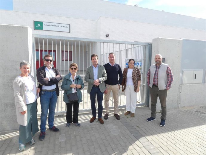 El candidato a la Alcaldía de Huelva y portavoz del Grupo Municipal de Ciudadanos (Cs) en la capital, con los vecinos de Pescadería en el nuevo centro escolar.