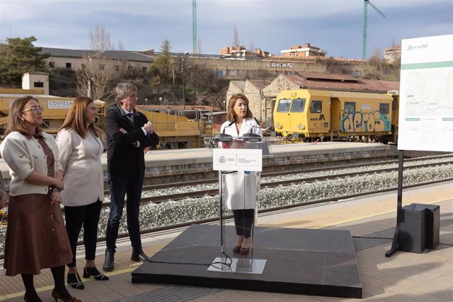 La ministra de Transportes, Raquel Sánchez, visita las obras de la línea Soria-Torralba. Con al calde de Soria, delegada de gobierno y consejera.