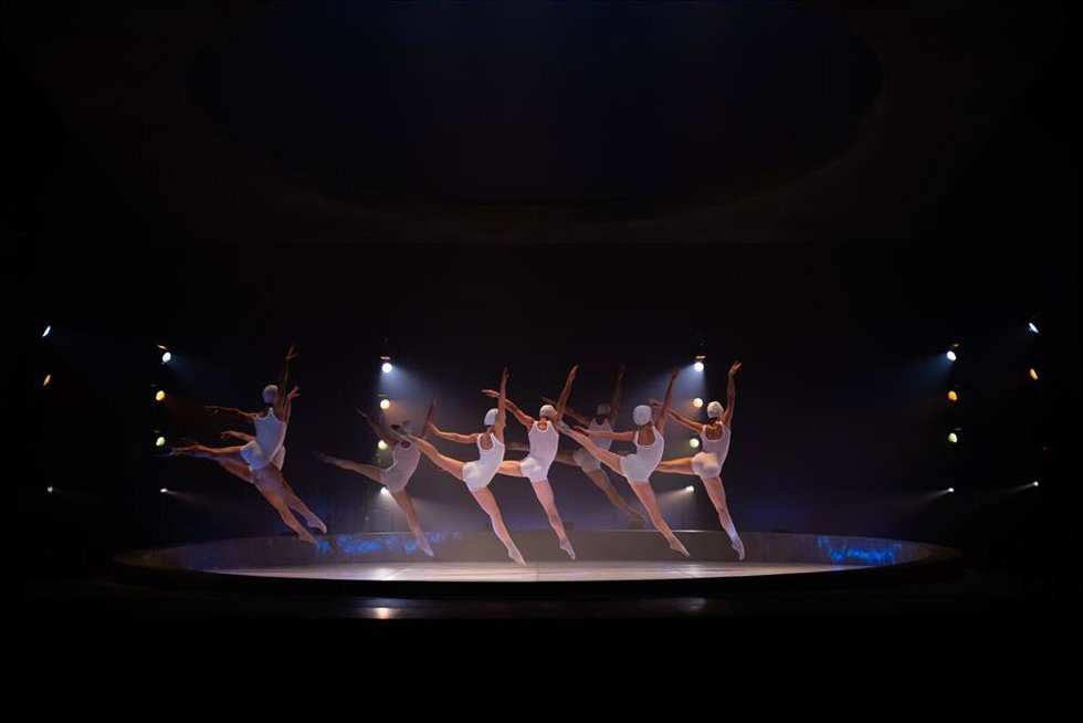 Archivo - La compañía LaMov presenta este viernes en el Gran Teatro una versión contemporánea de 'El Lago de los Cisnes'.