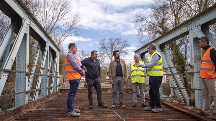 El Gobierno de La Rioja invierte 435.000 euros en rehabilitar el puente de hierro de Arenzana junto a la LR-113