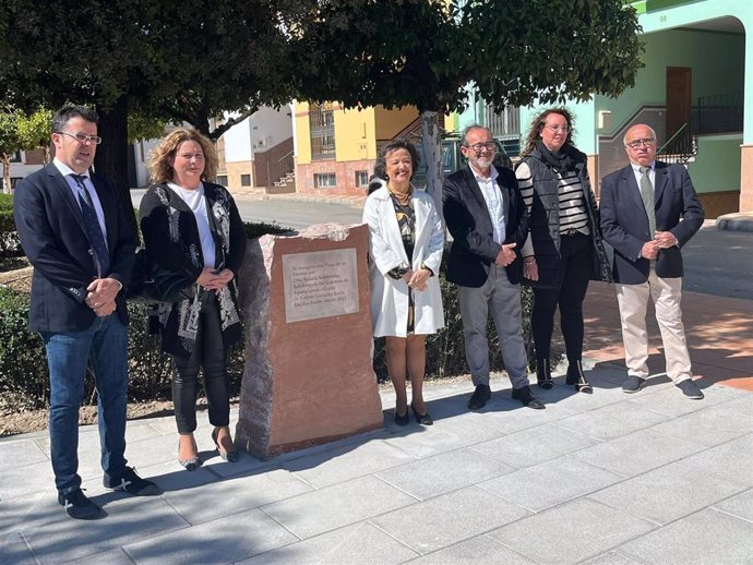 La subdelegada del Gobierno en Córdoba, Rafaela Valenzuela (centro), en su visita a Encinas Reales,