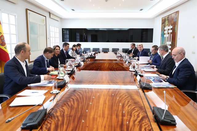 Imagen del encuentro del presidente del Gobierno, Pedro Sánchez, con representantes de la industria automovilística española