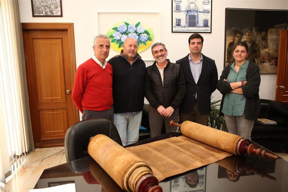 Archivo - El alcalde de Lucena, Juan Pérez (izda.), en la recepción de Torá histórica de más de 250 años de antigüedad.