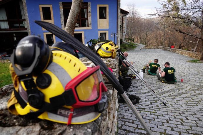 Varios bomberos de las Brigadas de Refuerzo en Incendios Forestales (BRIF) de Cantabria descansan tras las labores de extinción de un incendio forestal en el valle de Ardisana, a 10 de marzo de 2023, en Llano, Asturias (España). El Principado de Asturia