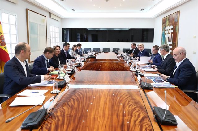 Reunión de los presidentes de Anfac y Sernauto con el presidente del Gobierno, Pedro Sánchez, y otros miembros de su Ejecutivo