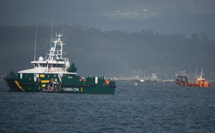 Un barco de la Guardia Civil en la zona donde se encuentra localizado un semisumergible de fabricación artesanal, a 14 de marzo de 2023, en Vilaxóan, Vilagarcía, Pontevedra, Galicia (España). Un operativo conjunto de la Policía Nacional y la Agencia Tri