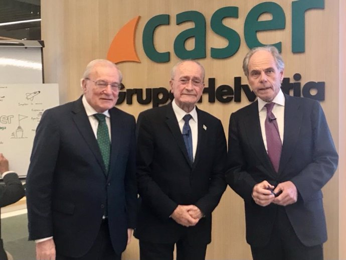 El alcalde de Málaga, Francisco de la Torre, ha asistido a la inauguración del nuevo Espacio Caser en Málaga. En la foto, junto el director general de Caser, Ignacio Eyris, y el presidente de Unicaja Banco, Manuel Azuaga.