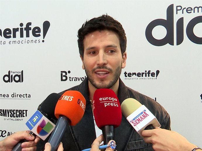 SEBASTIÁN YATRA EN LOS PREMIOS DIAL 2023