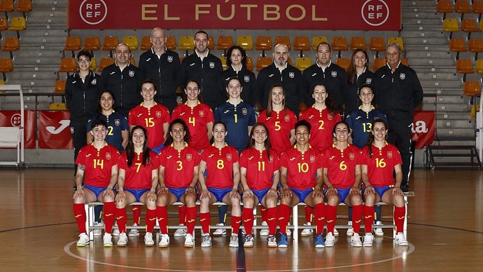 Foto de la selección femenina de fútbol sala antes de partir a la Eurocopa 2023