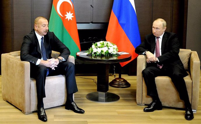 Archivo - El presidente de Azerbaiyán, Ilham Aliyev (I), junto a su homólogo ruso, Vladimir Putin, durante un encuentro en Sochi.