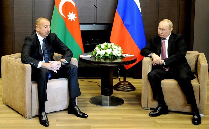 Archivo - HANDOUT - 26 November 2021, Russia, Sochi: Russian President Vladimir Putin (R)meets with his Azerbaijani counterpart Ilham Aliyev. Photo: -/Kremlin/dpa - ATTENTION: editorial use only and only if the credit mentioned above is referenced in f