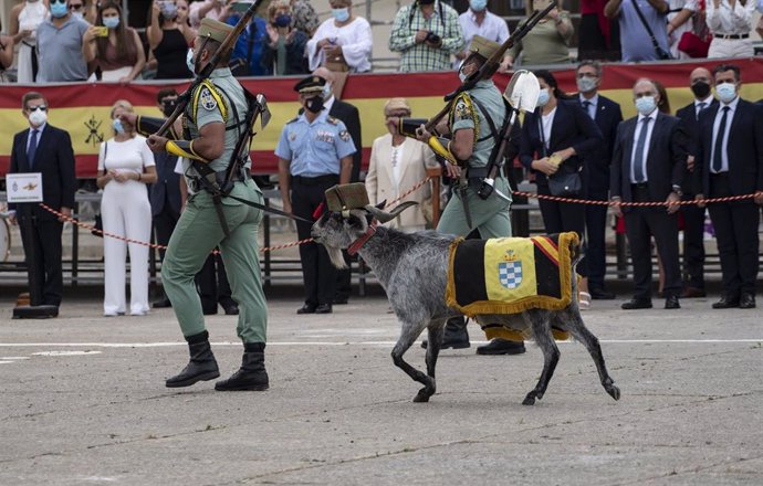Archivo - Dos legionarios pasean con la cabra de la legión durante el acto del 101 aniversario de la fundación del Tercio de la Legión de Ceuta en el Acuartelamiento García Aldave, a 20 de septiembre de 2021, en Ceuta, (España). En el acto, donde han im