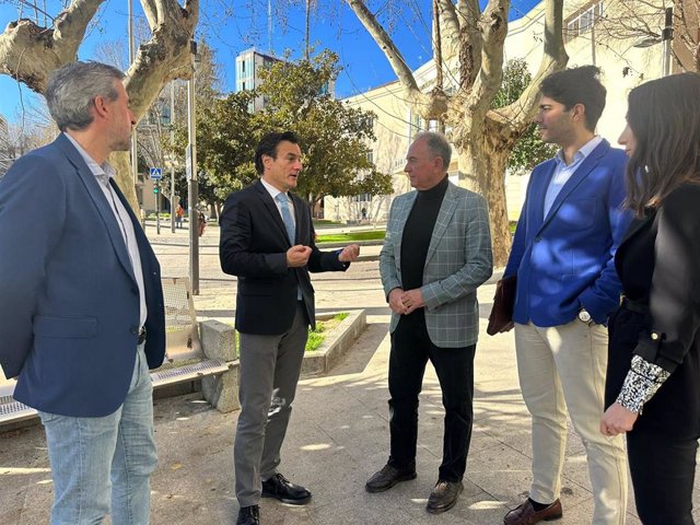 El candidato del PP a la alcaldía de Jaén, Agustín González, reunido con el Colegio Oficial de Aparejadores y Arquitectos Técnicos