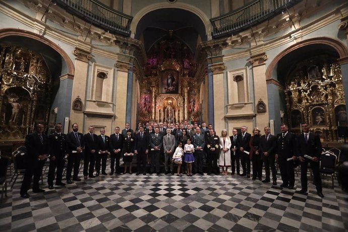 Foto de familia durante la entrega medallas y condecoraciones en el Oratorio de San Felipe Neri,en Cádiz, donde el ministro de Interior, Fernando Grande-Marlaska, ha presidido la ceremonia.
