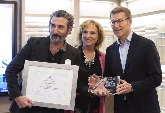 El actor Luis Zahera, con el líder del PP, Alberto Núñez Feijóo y la presidenta del Club de Periodistas Gallegos en Madrid, Pilar Falcón