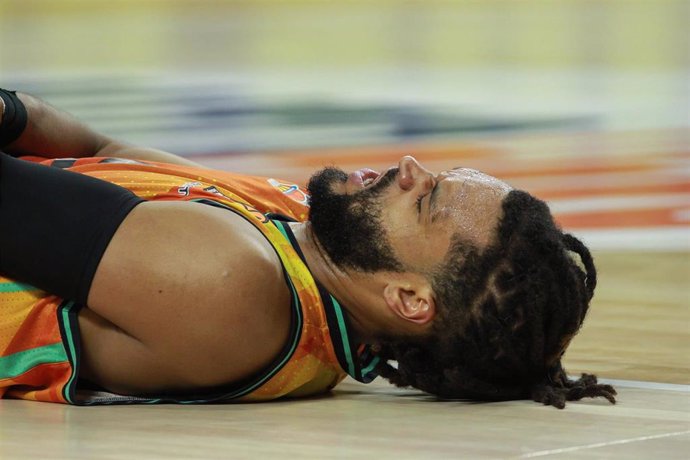 James Webb III yace en el suelo durante un partido del Valencia Basket