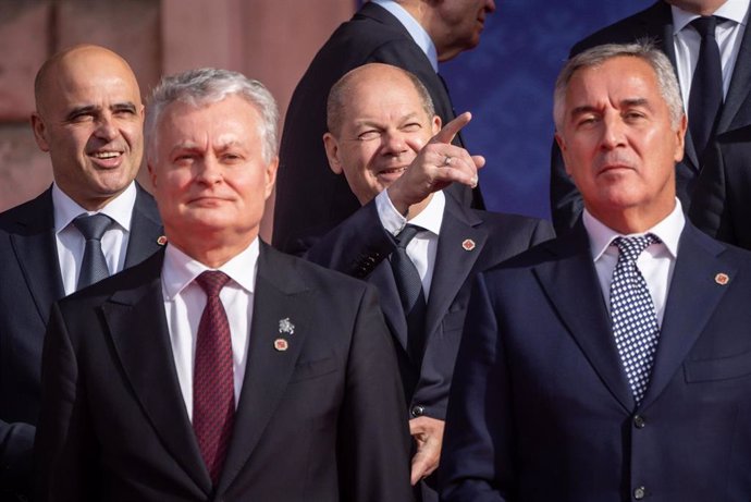 Archivo - El presidente de Montenegro, Milo Dukanovic, junto con otros líderes europeos, entre ellos el canciller alemán, Olaf Scholz