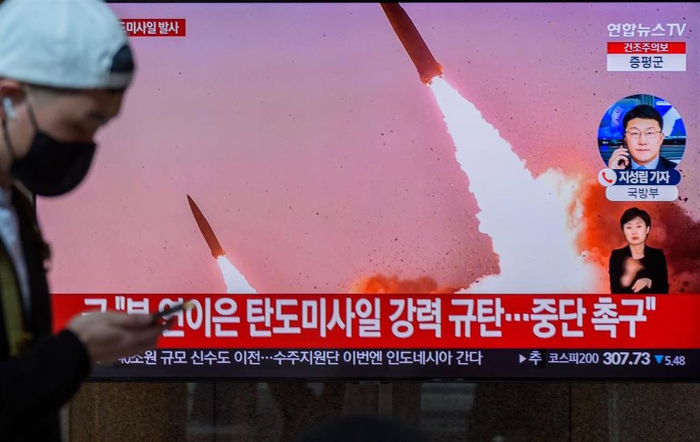 Televisión mostrando las fotografías reveladas por Corea del Norte del lanzamiento de misiles balísticos de largo alcance hacia el mar de Japón