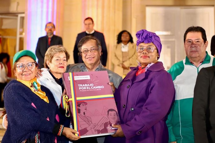 Miembros del Gobierno de Colombia, entre ellos el presidente Gustavo Petro, presentan el proyecto de reforma laboral.