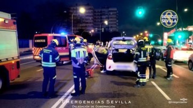 Seis heridos en Sevilla en una colisión entre dos turismos junto al Palacio de Deportes de San Pablo
