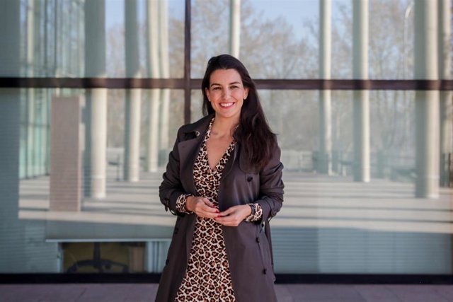 La portavoz de Vox, Rocío Monasterio, delante de una casa de apuestas