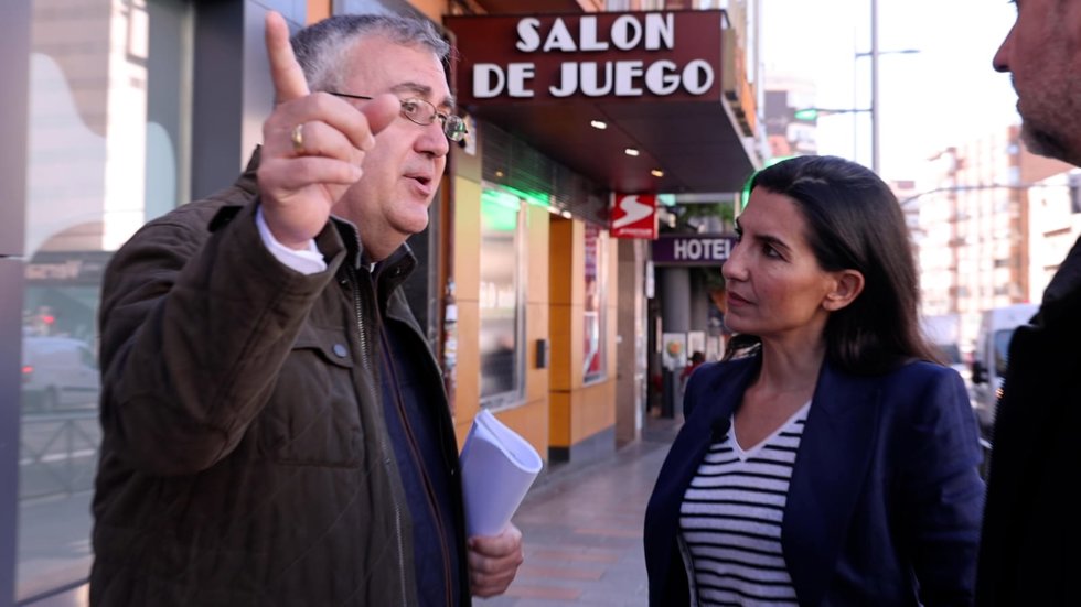 La portavoz de Vox, Rocío Monasterio, delante de una casa de apuestas