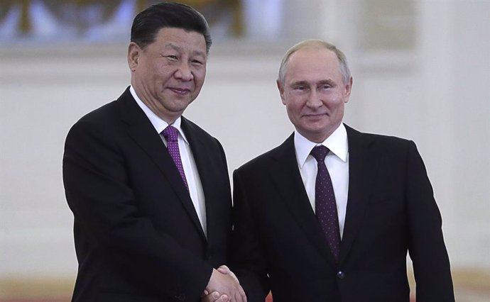 Archivo - El presidente de Rusia, Vladimir Putin (d), recibe a su homólogo de China, Xi Jinping (i), durante su visita a Moscú en 2019