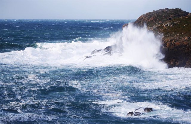 Archivo - Grandes olas en el mar, a 17 de enero de 2023, en Ferrol, A Coruña, Galicia (España). 