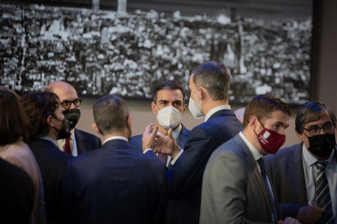 Archivo - El presidente del Gobierno, Pedro Sánchez (i) y el Rey Felipe VI (d) en una imagen de archivo