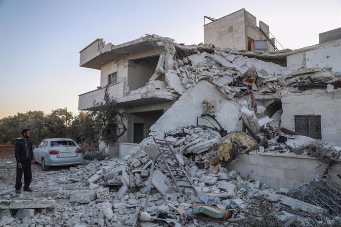 Archivo - Daños materiales en una vivienda en la provincia siria de Idlib (noroeste) tras un ataque con artillería