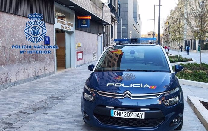 Vehículo de la Policía Nacional en la Jefatura Superior de Pamplona.
