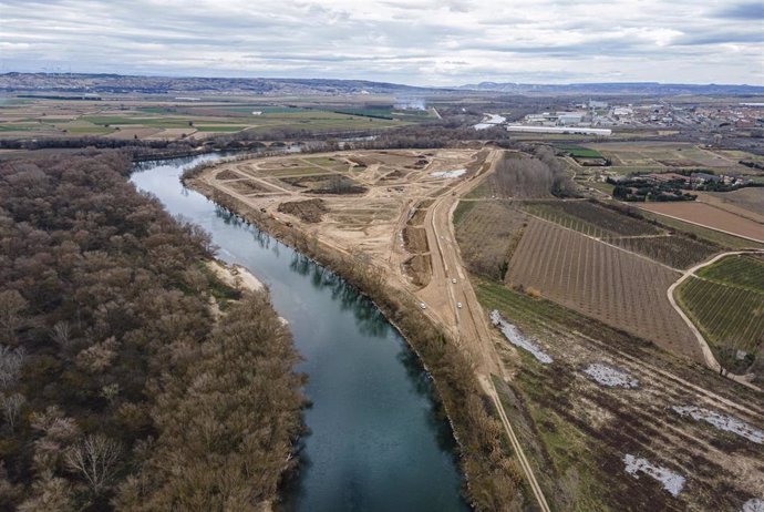 Concluye la construcción del nuevo dique que aumenta el espacio fluvial del Ebro en el meandro de 'La Roza', Alfaro