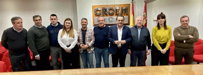 Foto de familia de representantes de la patronal y de los sindicatos CCOO y UGT tras el cierre del acuerdo