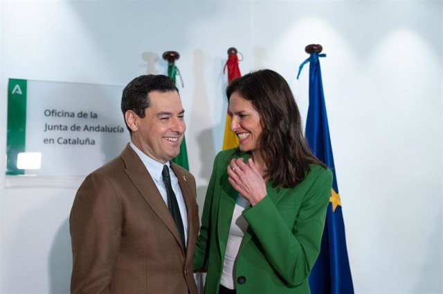 El presidente de la Junta de Andalucía, Juanma Moreno, y la nueva delegada de la Junta en Catalunya, Esperanza García, abren la nueva oficina en el paseo de Gràcia de Barcelona.