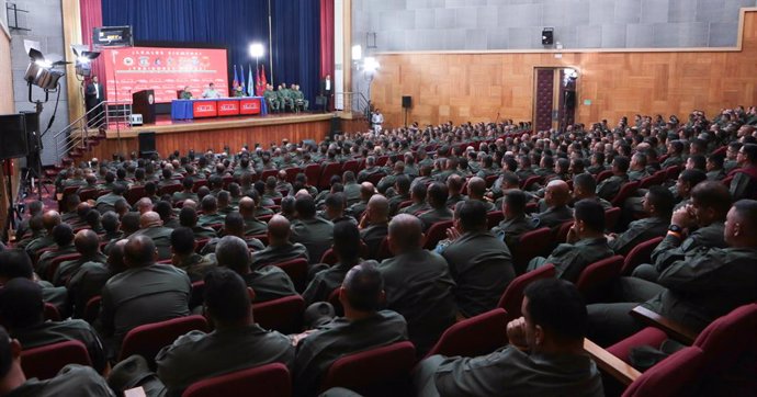 Archivo - HANDOUT - 05 May 2019, Venezuela, Caracas: Incumbent Venezuelan President Nicolas Maduro meets with commanders of the National Bolivarian Armed Forces of Venezuela. Opposition leader and self-proclaimed interim president of Venezuela Juan Guai