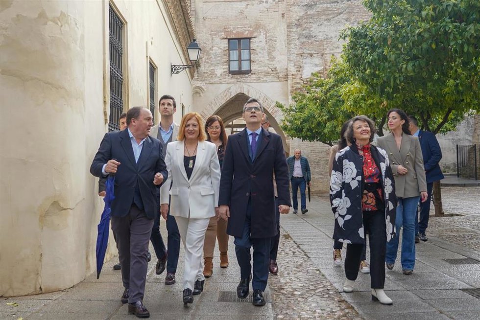 El ministro de la Presidencia, Relaciones con las Cortes y Memoria Democrática, Félix Bolaños, da un paseo con  la alcaldesa de Palma del Río,Esperanza Caro de la Barrera, antes de visitar el Ayuntamiento a 17 de marzo del 2023 en Palma del Río, Córdob