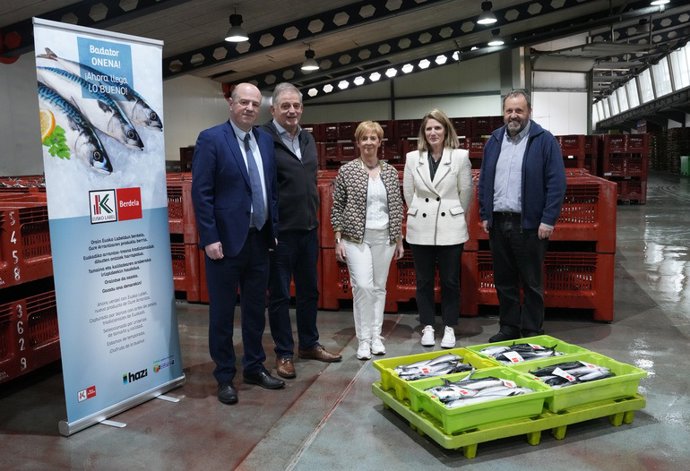 La consejera Arantxa Tapia y representantes del sector pesquero en Hondarribia