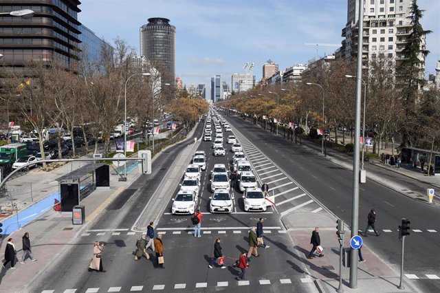 Varios taxis marchan desde Plaza de Castilla en una protesta de los taxistas madrileños