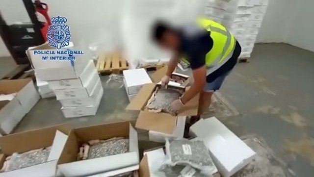 Seis detenidos tras intervenir 469 kilos de droga ocultos entre cajas de productos cárnicos en una nave de Málaga.