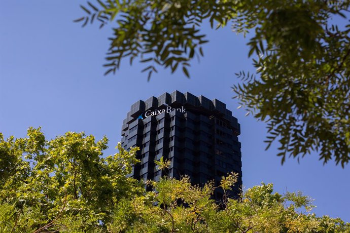 Archivo - Fachada de la sede de CaixaBank en la Avenida Diagonal de Barcelona.