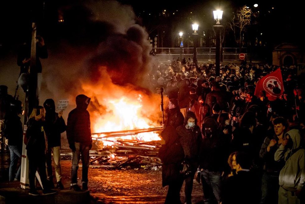 Protestas en la plaza de la Concordia de París contra la reforma de las pensiones