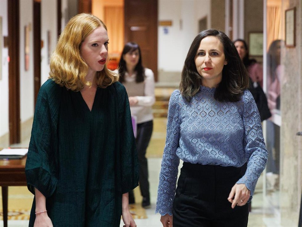 La secretaria de Estado para la Agenda 2030, Lilith Verstrynge (i), y la ministra de Derechos Sociales y Agenda 2030, Ione Belarra (d), en el Congreso de los Diputados, a 22 de febrero de 2023, en Madrid (España).