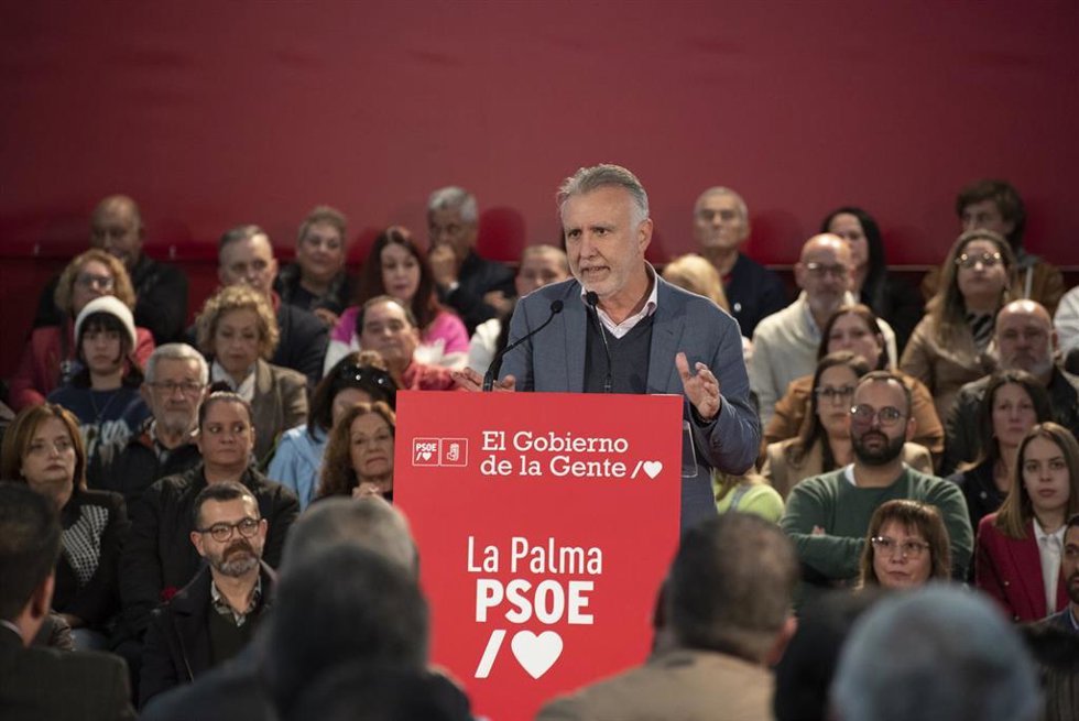 Archivo - El presidente del Gobierno de Canarias, Ángel Víctor Torres, interviene en una reunión con militantes del partido socialista, en el Centro Cultural Andares, a 28 de enero de 2023, en Villa de Mazo, La Palma, Santa Cruz de Tenerife, Canarias, (